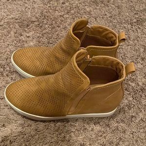 Size 9 Yoki wedge sneaker